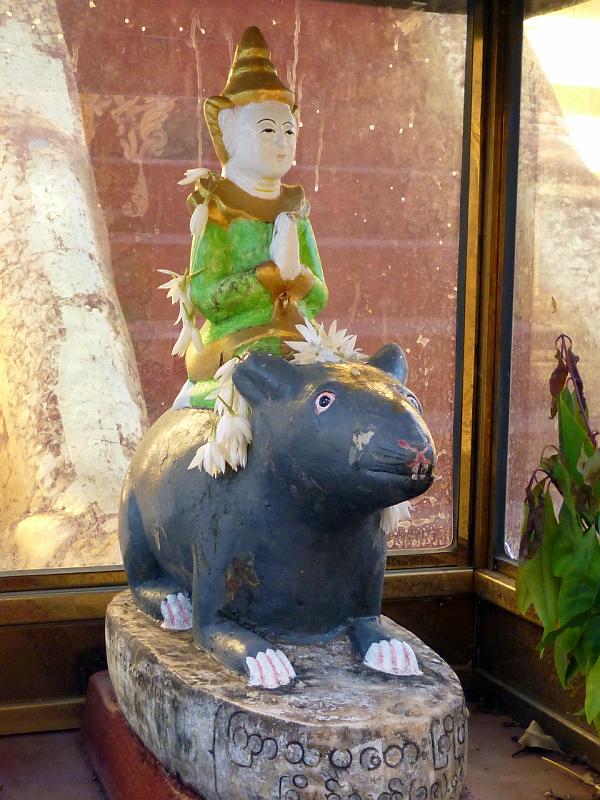 Burma III-107-Seib-2014.jpg - Shrine at the Shwezigon Pagoda in Bagan (Photo by Roland Seib)